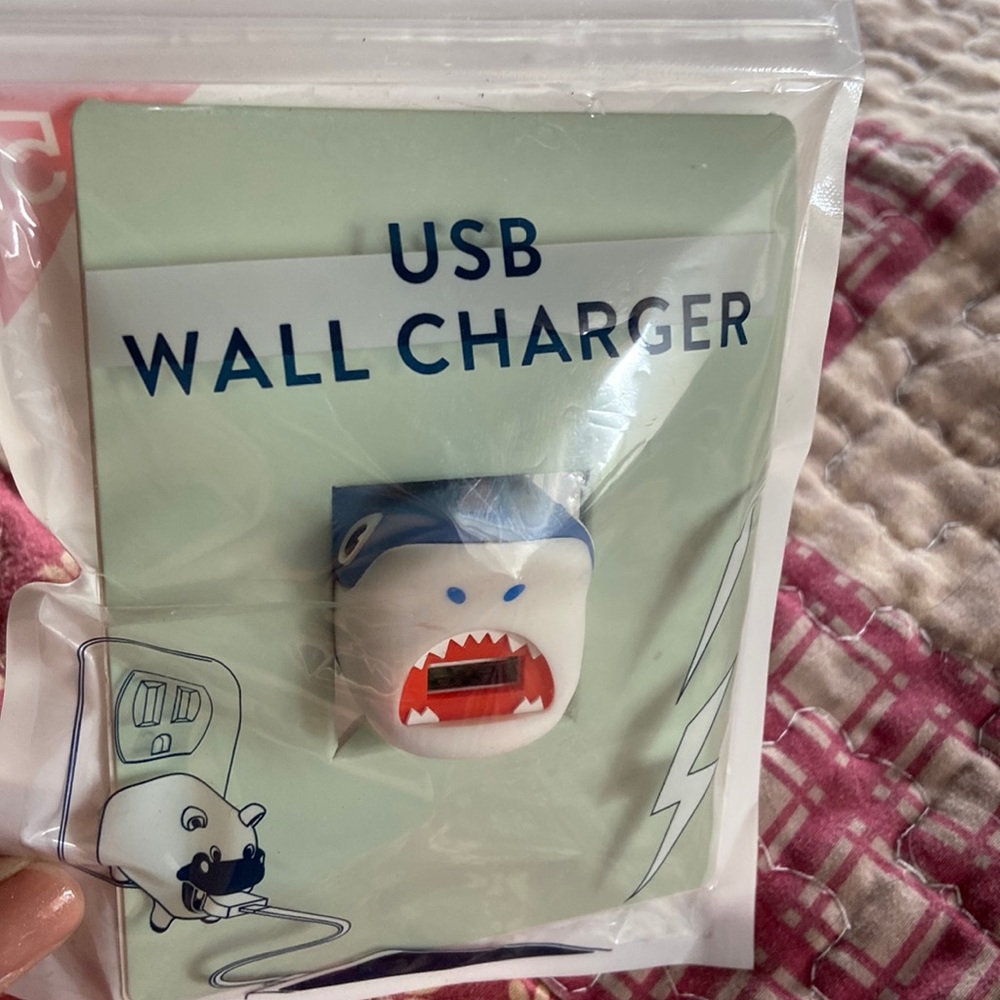 USB wall charger‎